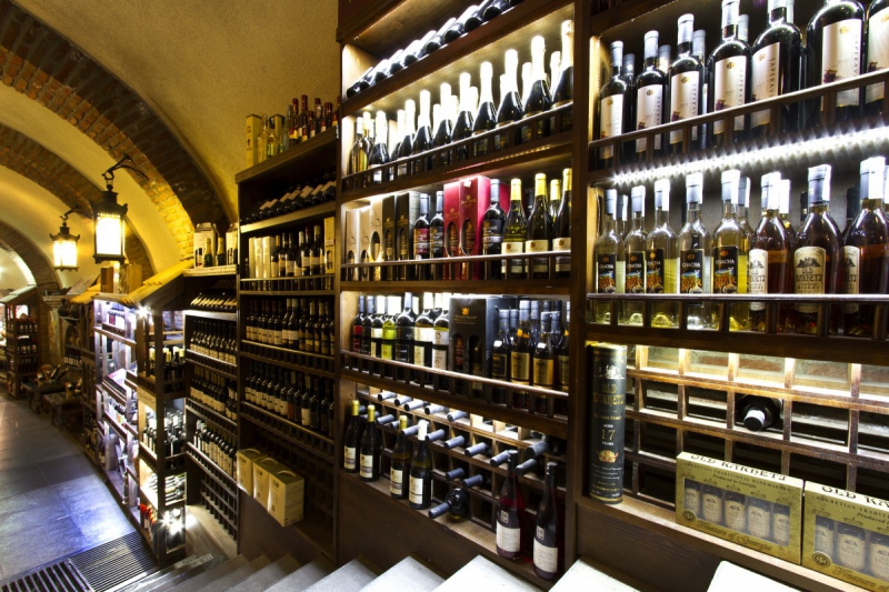 ecommerce-COTIGNAC-min_world_street_travel_shop_canon_georgia_wine_bottles-429767